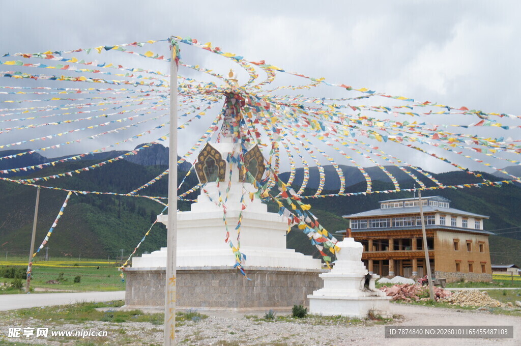 草原上的白塔与经幡
