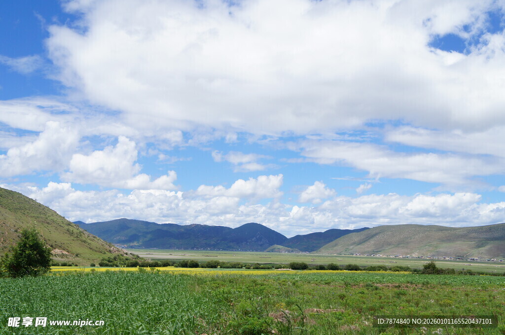 草原山川蓝天白云美景
