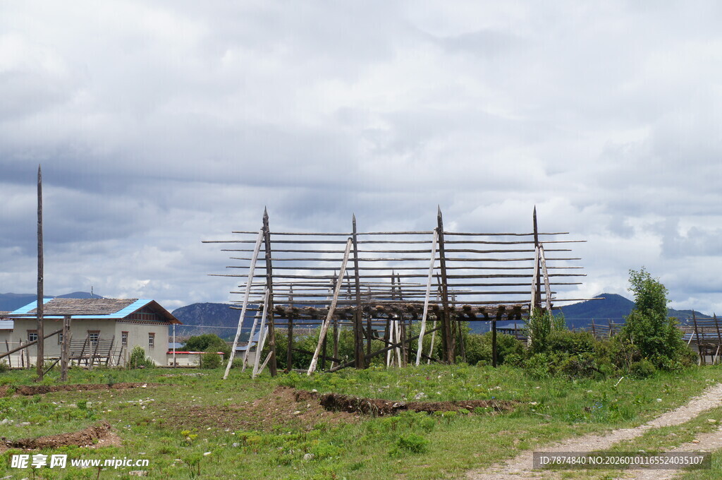 乡村田野中的简易木架设施