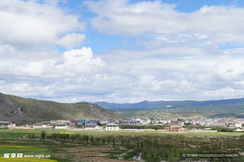 田园风光下的村镇景色