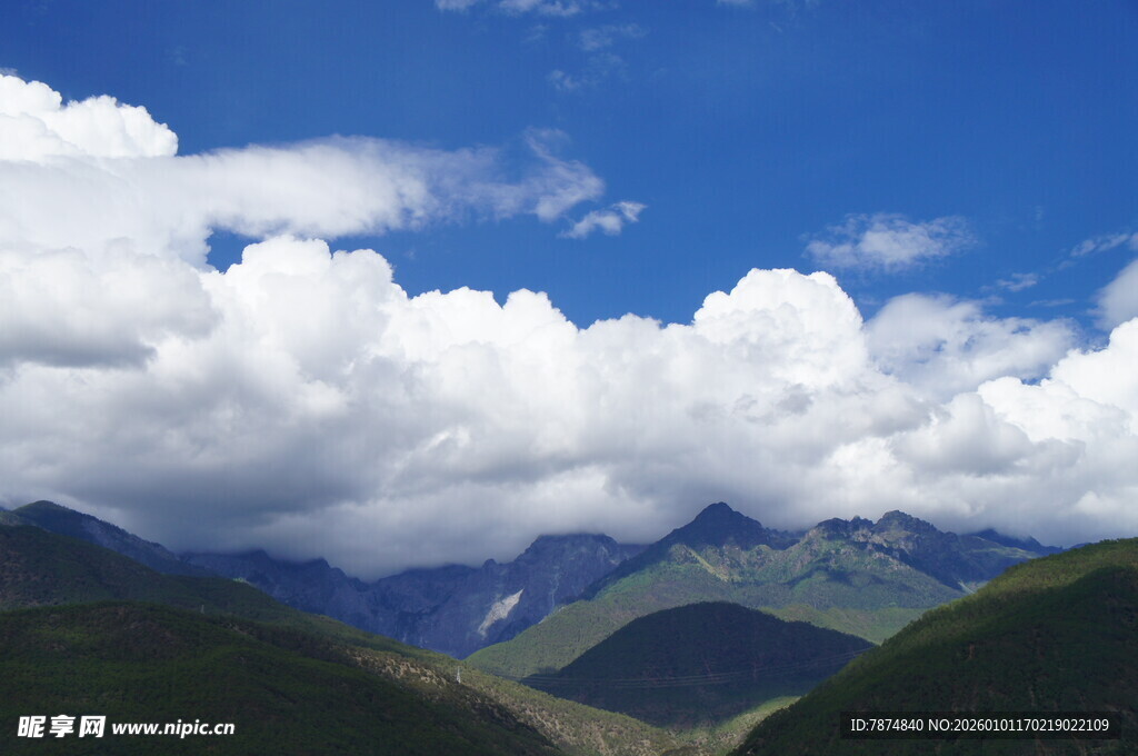 蓝天白云下的壮丽山峦