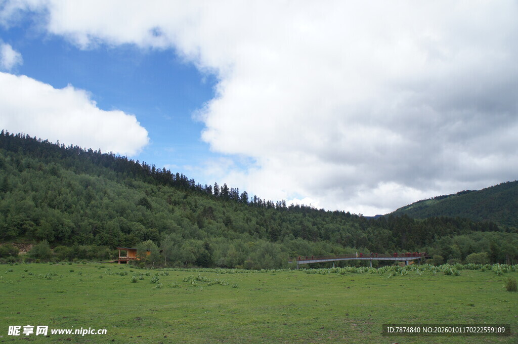 青山绿野间的开阔风景