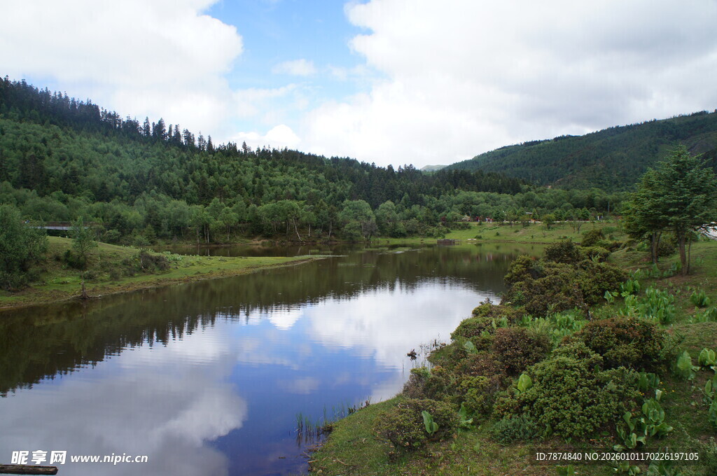 山间静谧湖泊风景