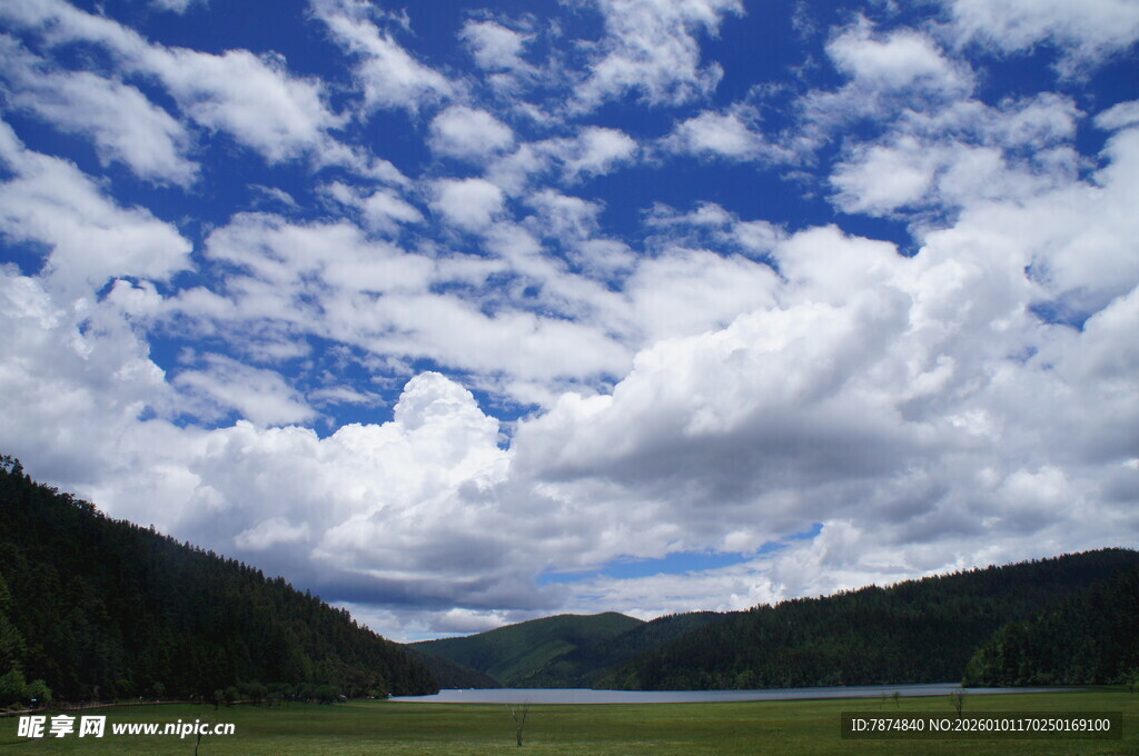 蓝天白云下的山间美景