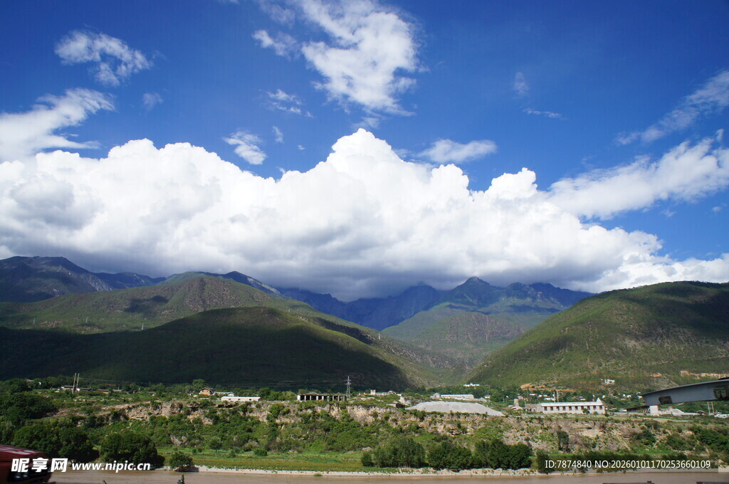 蓝天白云下的山间小镇