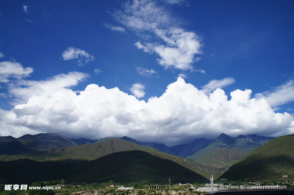 蓝天白云下的壮美山峦