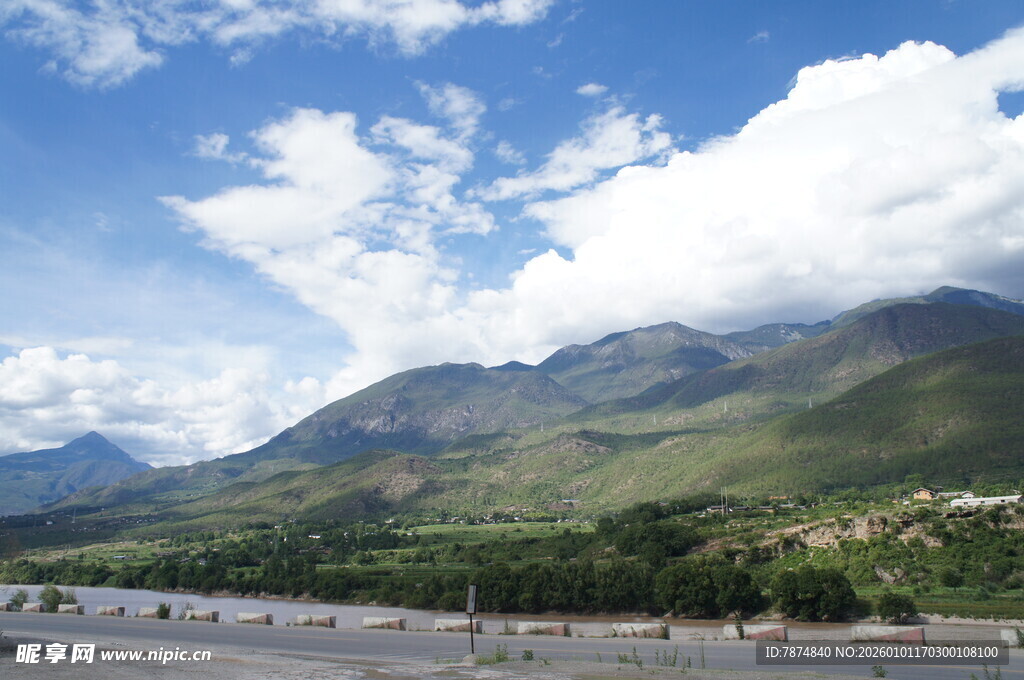 公路旁壮丽山景与蓝天
