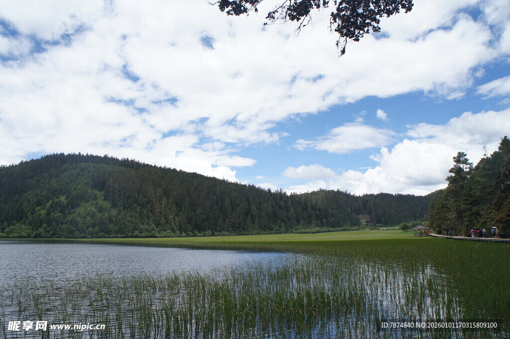 湖畔青山美景 云影悠悠