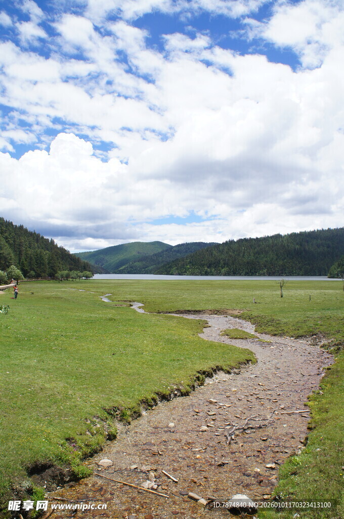 草原间蜿蜒的碎石小径