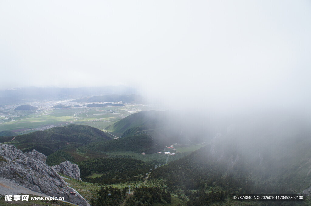 山间云雾缭绕的壮美景色
