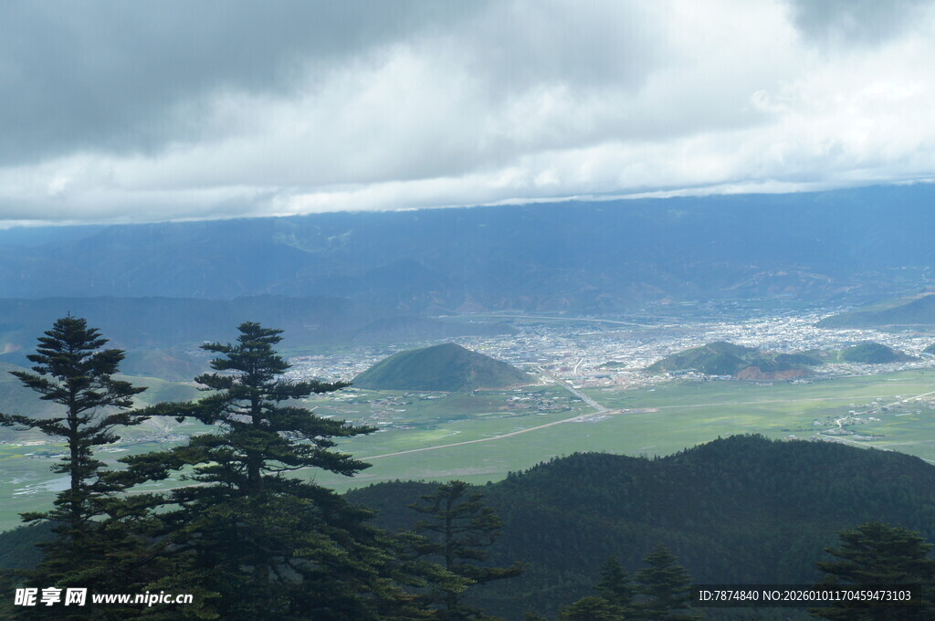俯瞰山间城镇美景