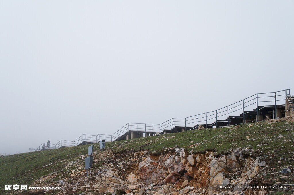 山坡上的金属护栏设施