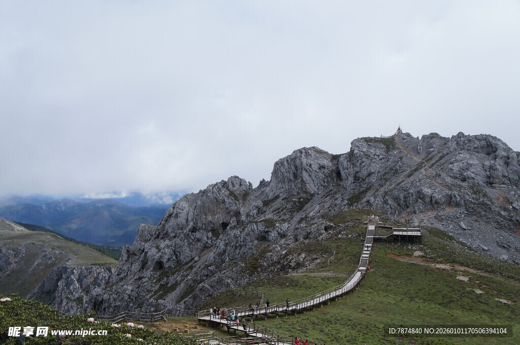 山间蜿蜒石径 壮美山景