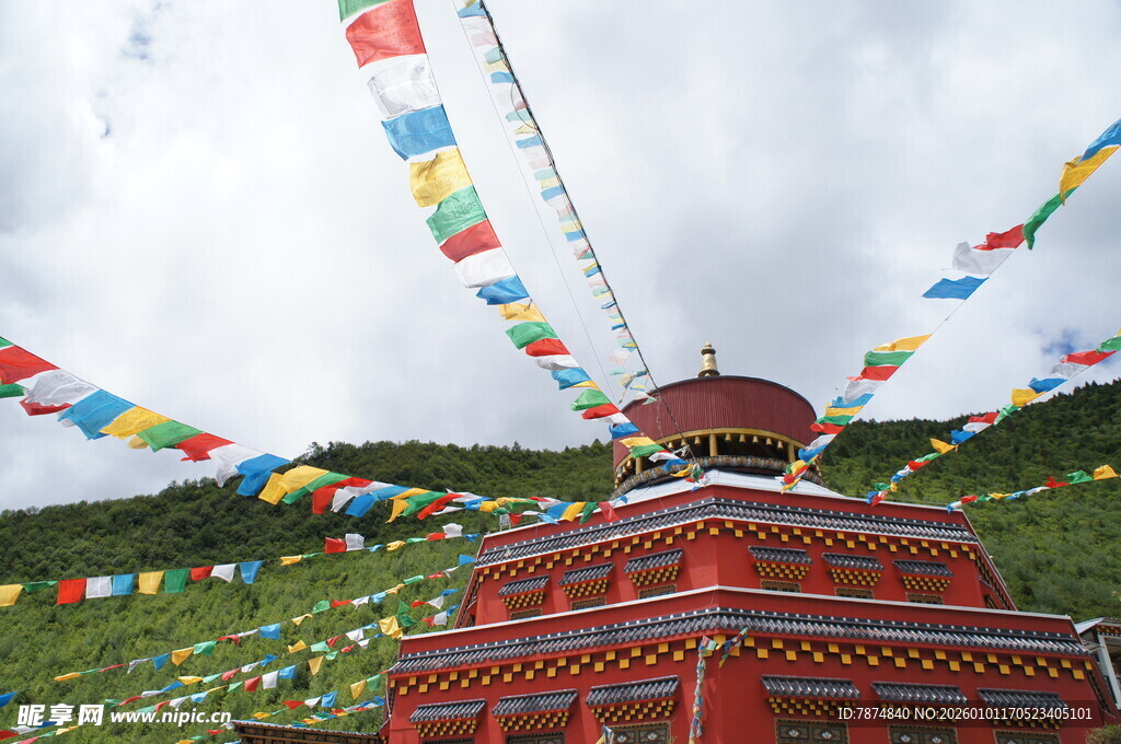 藏式建筑与飘扬的经幡