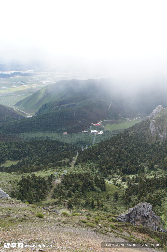 山间云雾缭绕的秀丽风光