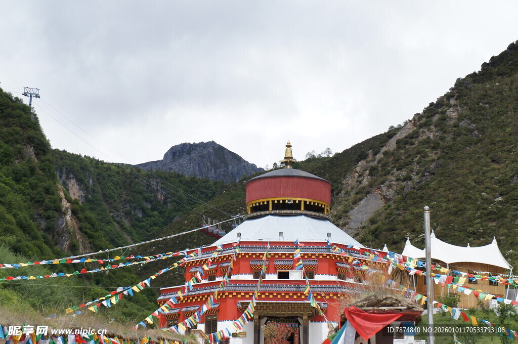 山间红顶寺庙经幡飘扬