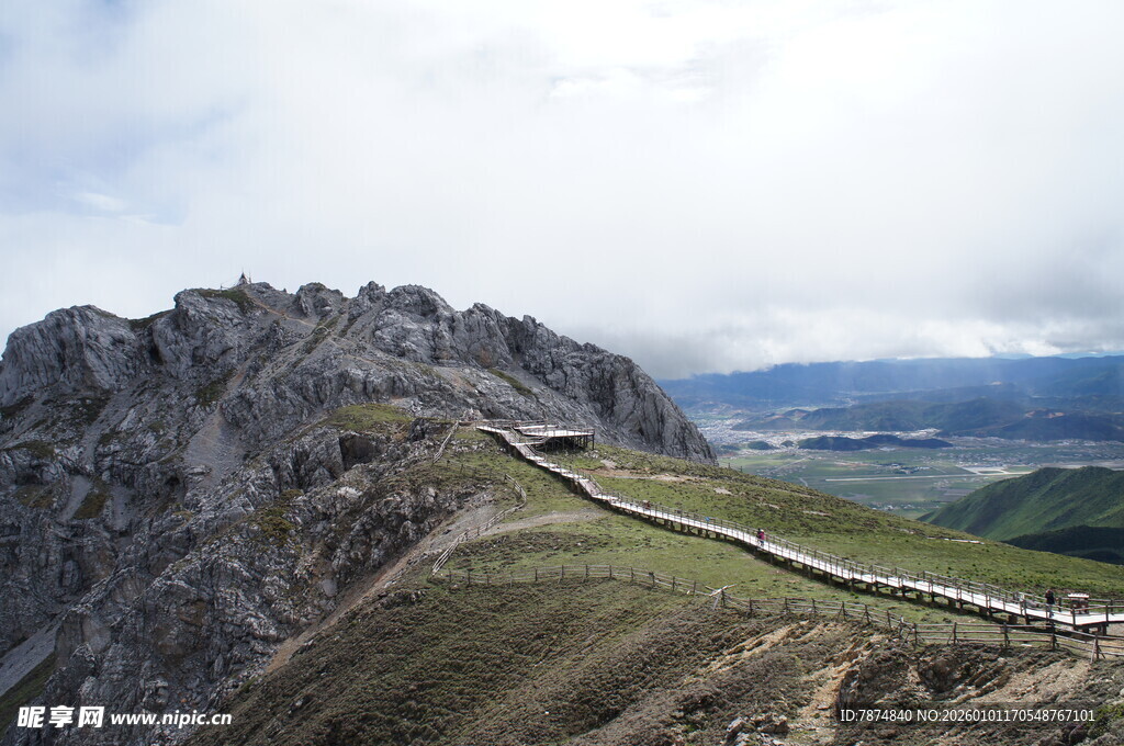 山巅蜿蜒步道美景