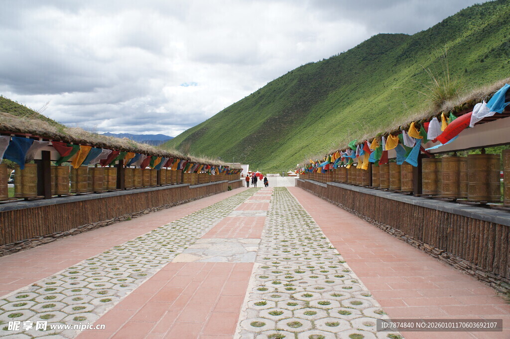 藏区经幡长廊 风景如画