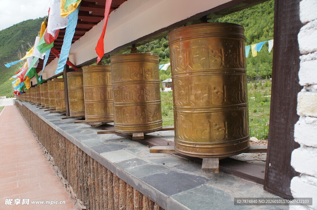 藏区转经筒景观