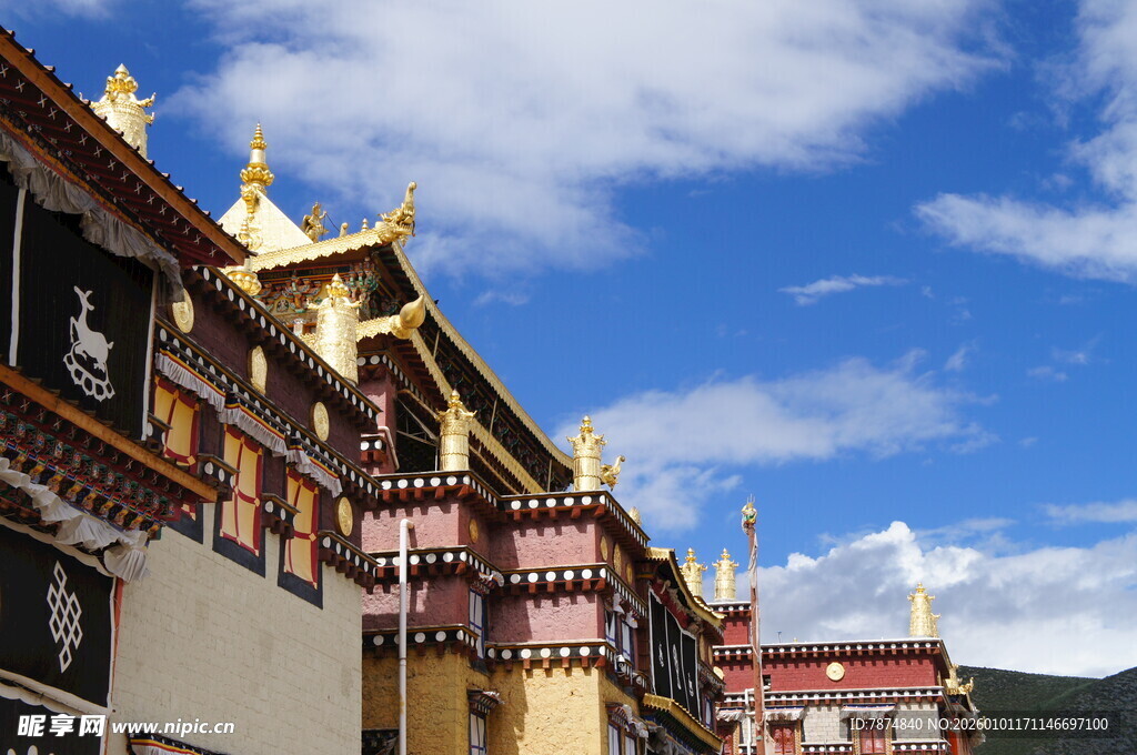 藏式建筑 蓝天白云下的风景