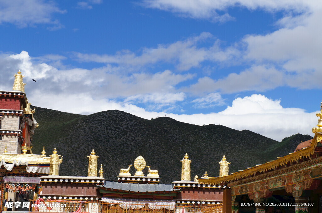 藏式建筑风光 蓝天白云远山