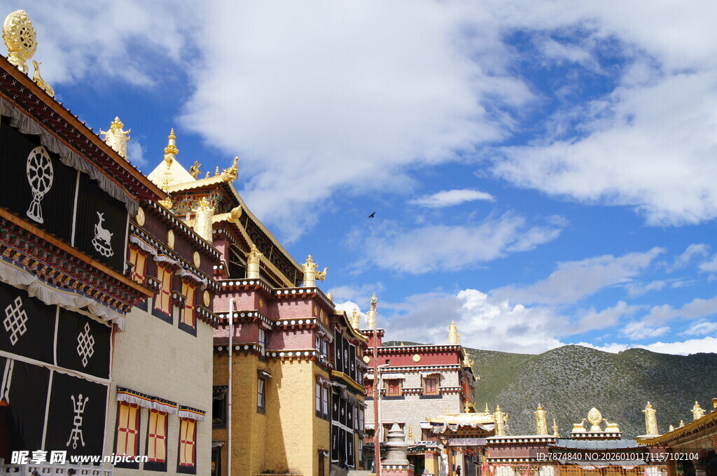 藏式建筑映衬蓝天美景
