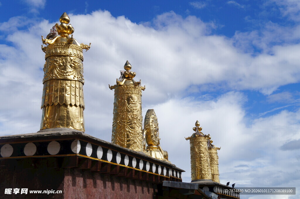 藏式建筑上的精美金色雕像