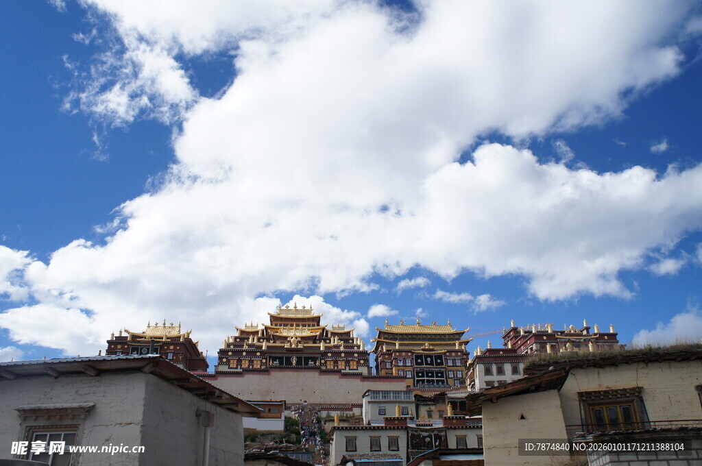 古建筑蓝天白云下