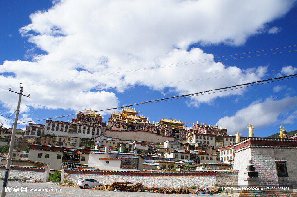 藏式建筑蓝天白云下风貌