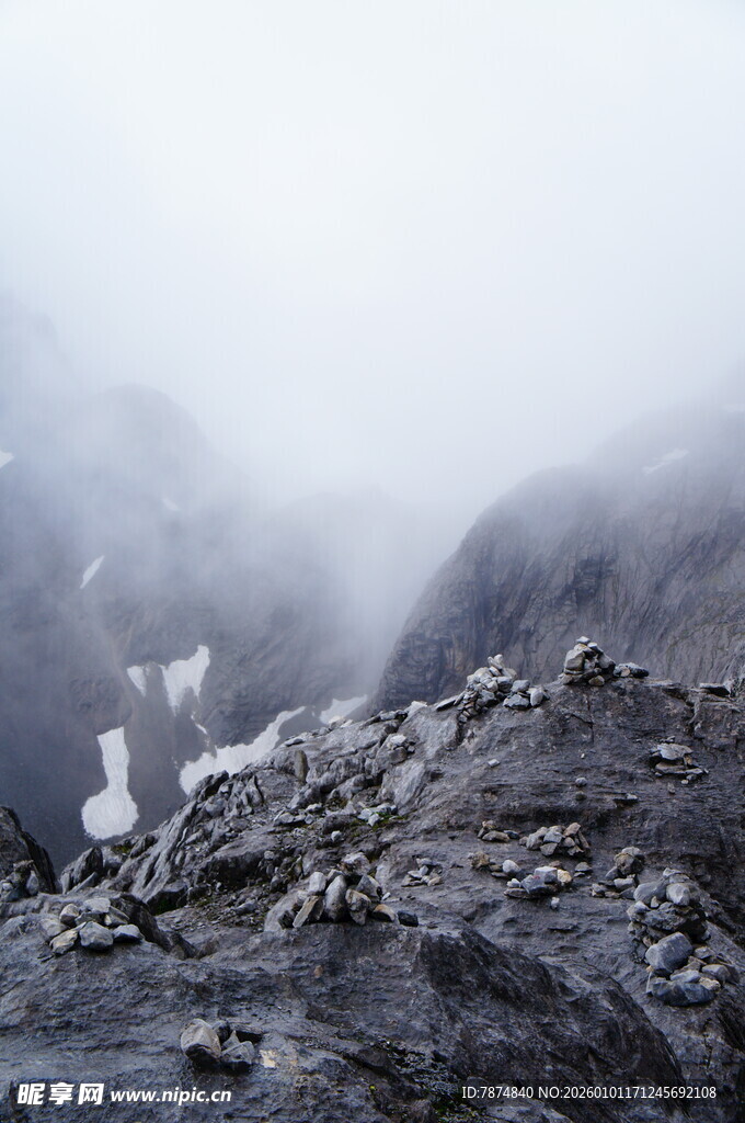 山间雾中瀑布岩石景观