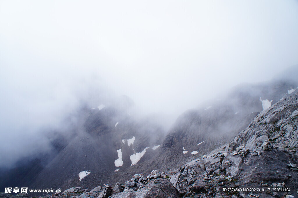 云雾缭绕的巍峨山峰