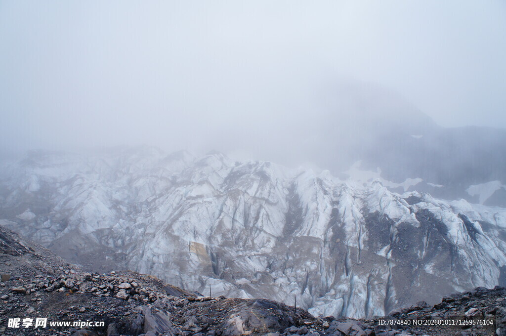 雪山云雾缭绕的壮丽景致