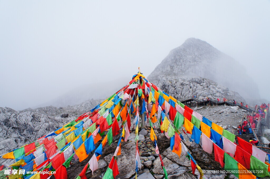 山间五彩经幡迎风飘扬