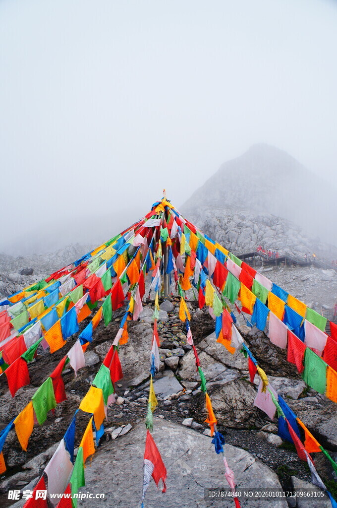 山间五彩经幡随风飘扬
