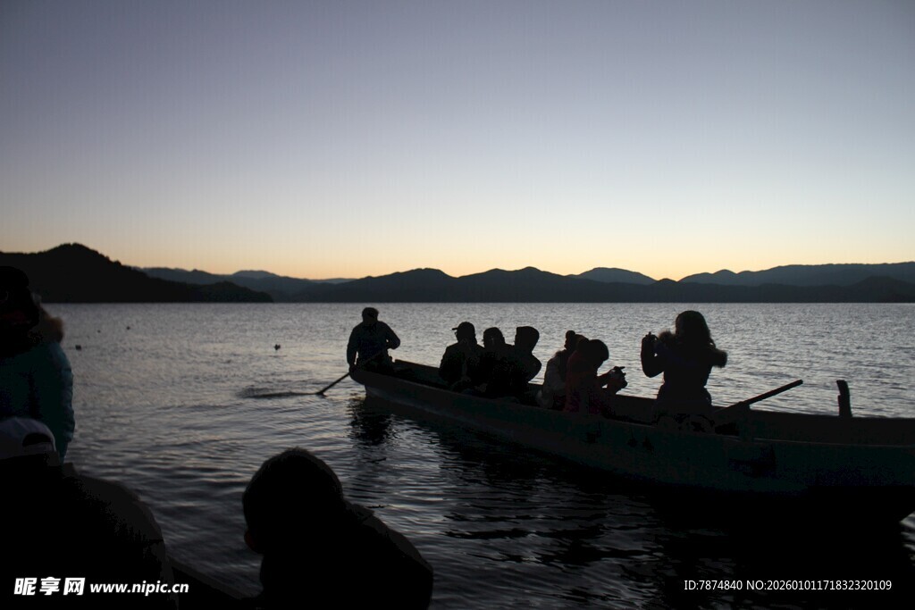 夕阳下的湖面龙舟场景