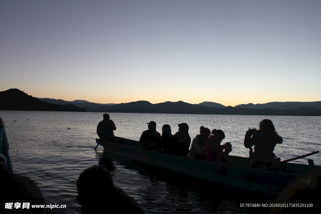 黄昏下的水上乘船之旅