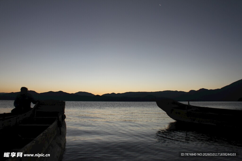 黄昏湖畔 静谧小船待归人