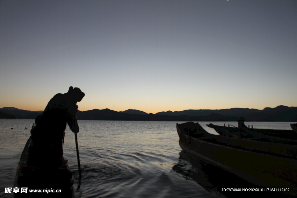 黄昏湖畔独钓者