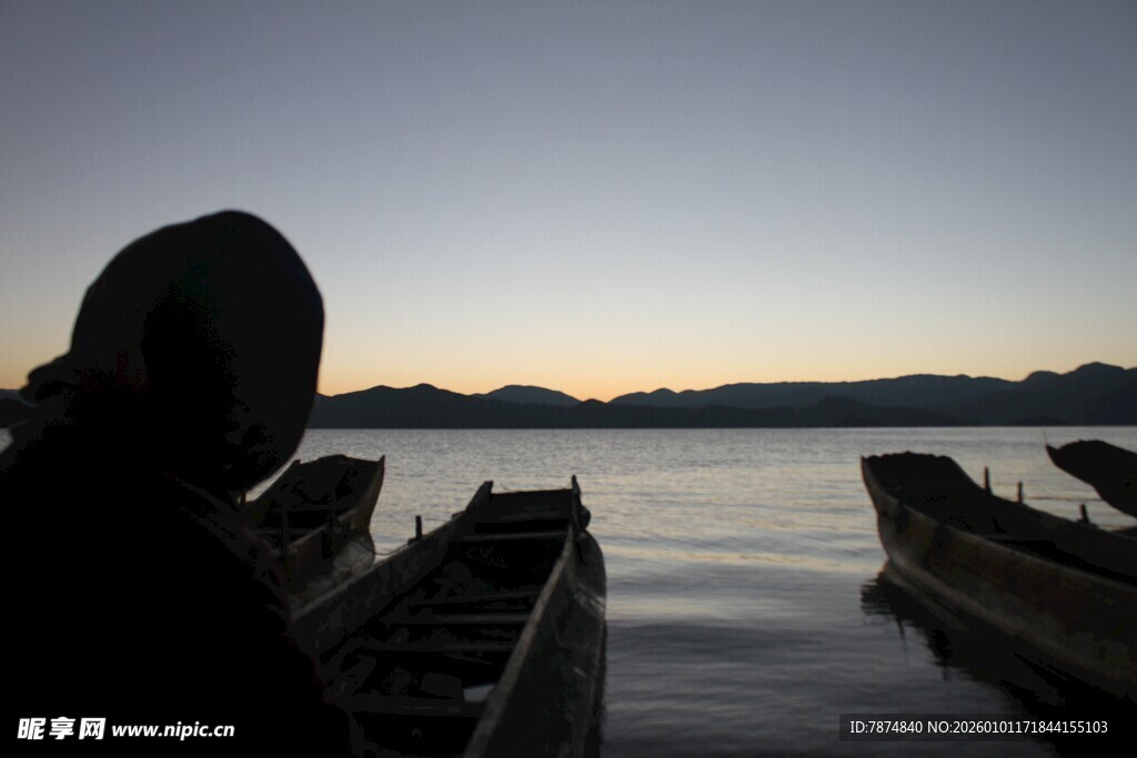 湖畔孤影 静赏黄昏美景