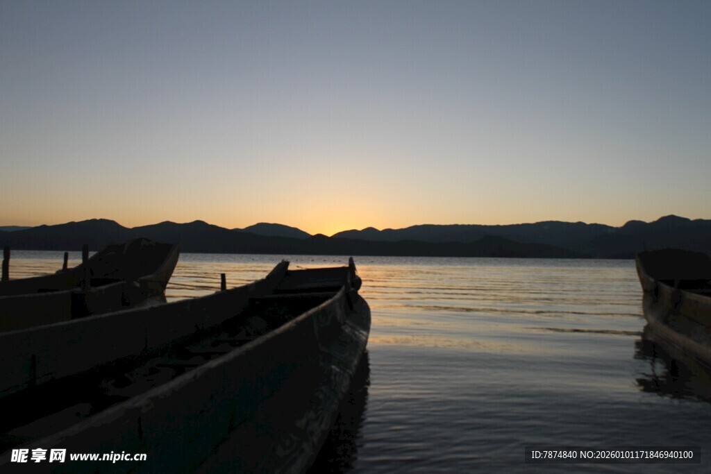 湖畔暮色中的停泊小船