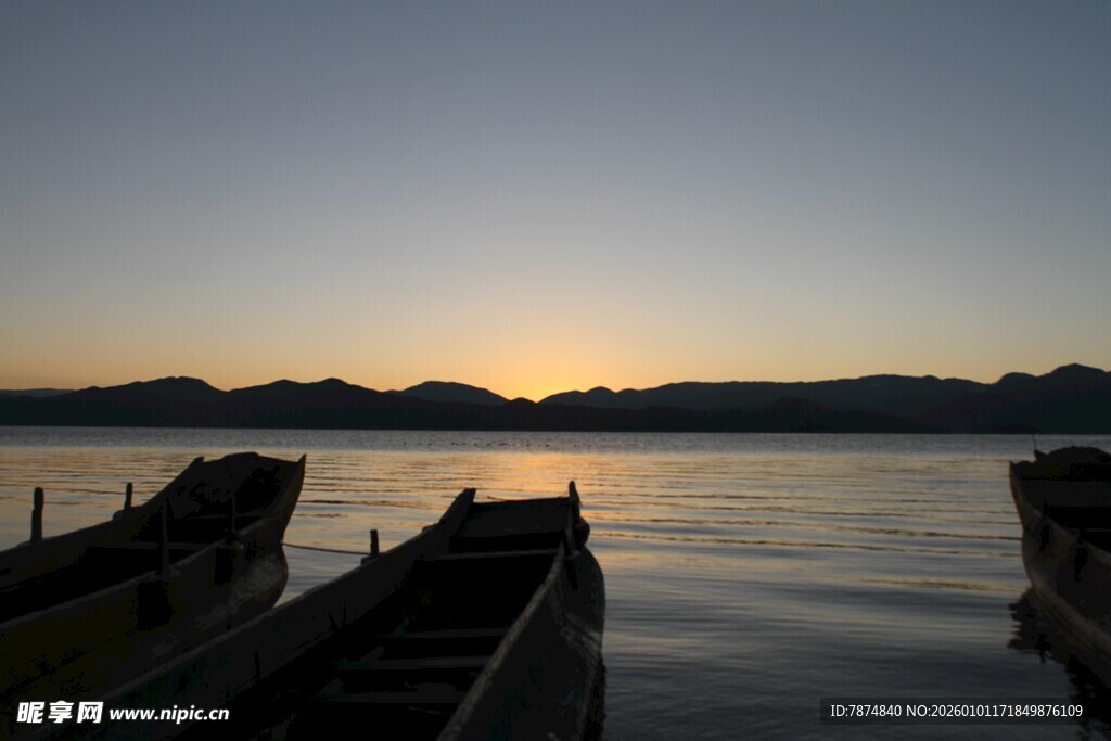 湖畔日落时分的宁静景象
