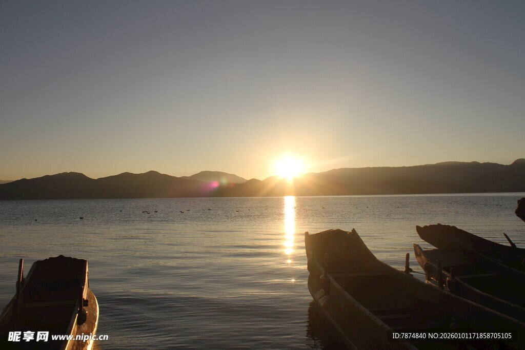 夕阳下的宁静湖面美景