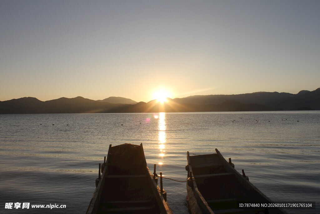 湖畔日落时的静谧小船
