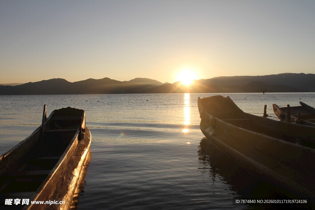 夕阳下的静谧湖畔小船