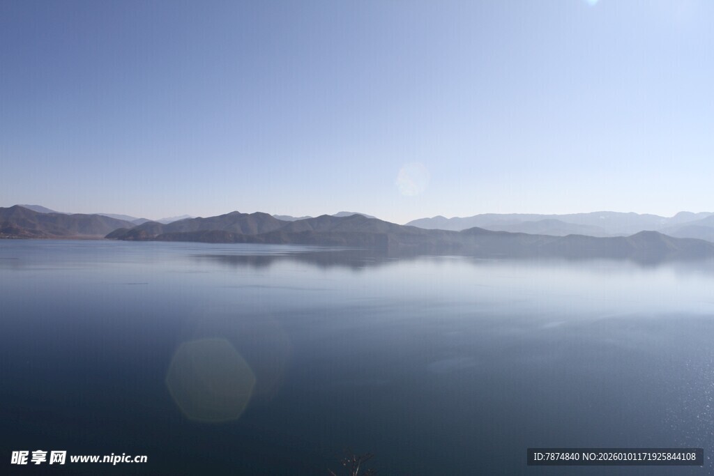 平静湖面映远山美景