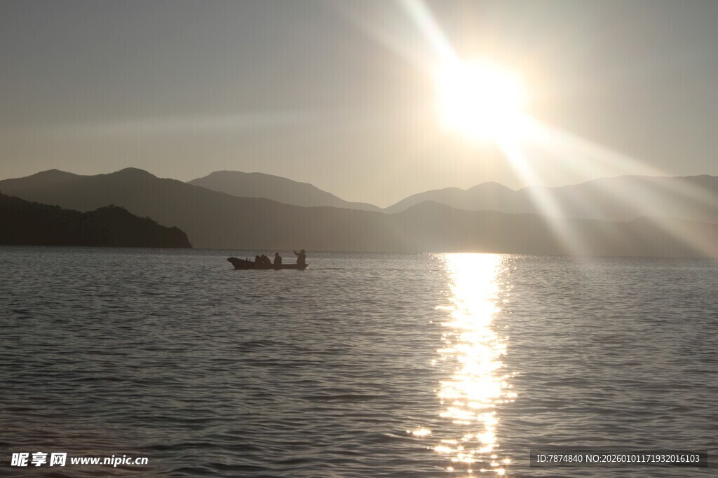 夕阳下湖面小船美景