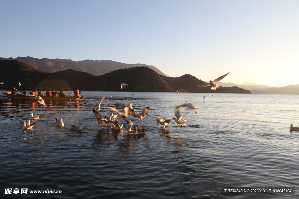 海边人群戏水美好场景