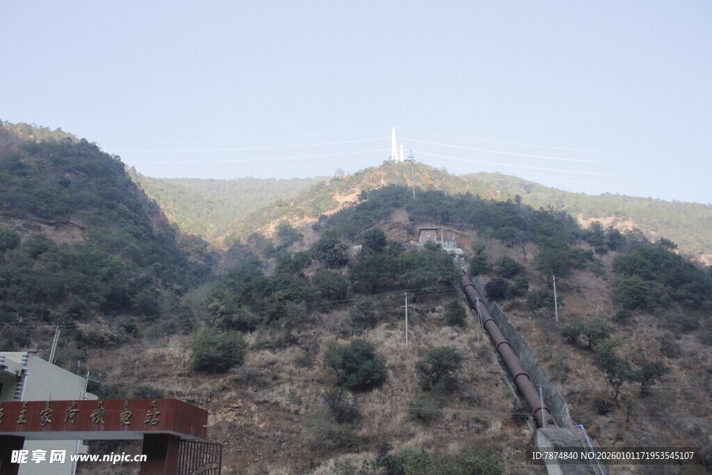 山间索道蜿蜒于葱郁山林