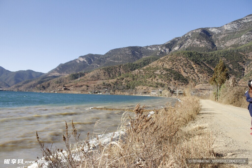 湖畔小径漫步风景宜人