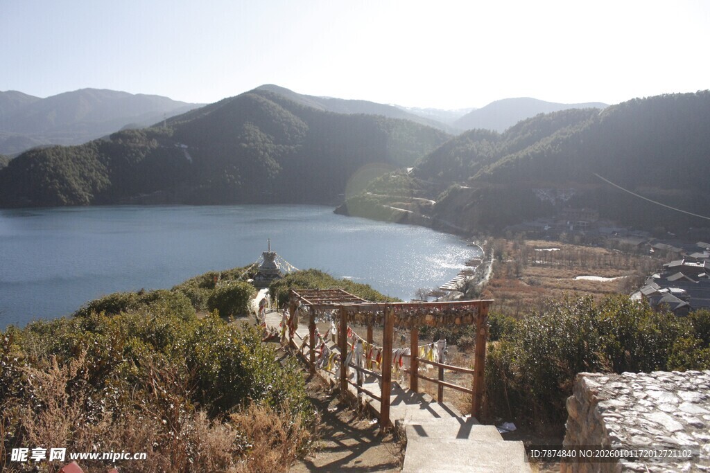 山间湖畔的观景木质栈道
